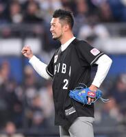 始球式を務めガッツポーズを決める元ロッテの内竜也さん（撮影・開出牧）