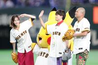 ファーストピッチを行った（左から）高橋ひかる、松丸亮吾、あばれる君（撮影・西岡正）