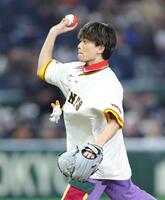 ファーストピッチをする松丸亮吾（撮影・西岡正）