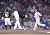 ７回、栗原（右後方）に先制の右越え２ランを打たれた毛利（手前）＝撮影・開出牧