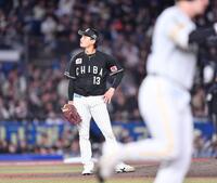 ７回、栗原（手前）に先制の右越え２ランを打たれた毛利（撮影・開出牧）