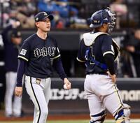 ４回、先発の寺西を交代させるためにマウンドに向かう岸田監督（左）＝撮影・中島達哉