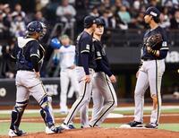 ４回追加点を許し、岸田監督（中央左）から降板を告げられる寺西（同右）＝撮影・中島達哉