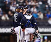 ２回、水野に先制打を許し、汗をぬぐう寺西（左）＝撮影・中島達哉