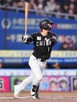 １回、中前打を放つ藤原（撮影・開出牧）