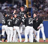 ９回、逆転サヨナラの右越え適時二塁打を放ちナインから祝福を受ける藤原（中央）＝撮影・開出牧