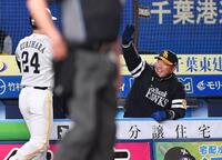 ７回、先制の右越え２ランを放った栗原（左）とタッチを交わす小久保監督（撮影・開出牧）