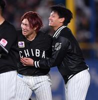逆転サヨナラタイムリーを放った藤原（左）に抱きつく毛利（撮影・開出牧）
