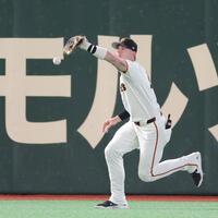 ５回、度会の打球を落球するキャベッジ（撮影・西岡正）