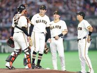 ５回のピンチで竹丸（左から２人目）の元へ集まる巨人ナイン（撮影・西岡正）