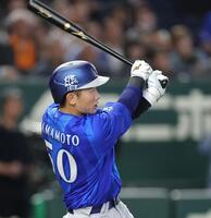 ５回、左前適時打を放つ山本（撮影・西岡正）