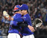 ３安打完封勝利を挙げ、木下（左）と抱き合う柳（撮影・佐藤厚）