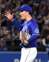 ３安打完封勝利を挙げ、雄叫びを上げる柳（撮影・佐藤厚）