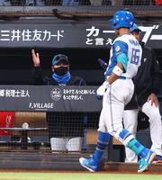 ６回、３ランを放った万波（右から２人目）を迎える新庄監督（撮影・中島達哉）