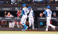 ６回、３ランを放った万波（中央）らを迎える水野（同左）ら日本ハムナイン（撮影・中島達哉）