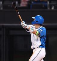 ８回、ソロを放つ郡司（撮影・中島達哉）