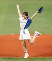 始球式を務め、喜ぶひみぃさん＝エスコンフィールド北海道（撮影・中島達哉）