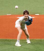 始球式を務めるひみぃさん＝エスコンフィールド北海道（撮影・中島達哉）