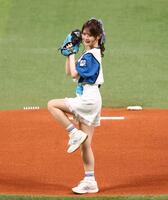 始球式を務めるひみぃさん＝エスコンフィールド北海道（撮影・中島達哉）