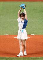 始球式を務めるひみぃさん＝エスコンフィールド北海道（撮影・中島達哉）