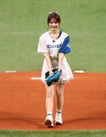 始球式を務めるひみぃさん＝エスコンフィールド北海道（撮影・中島達哉）