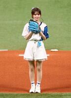 始球式を務めるひみぃさん＝エスコンフィールド北海道（撮影・中島達哉）