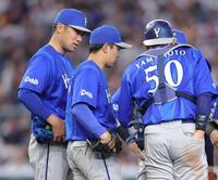 ７回、ピンチで東（中央）に声を掛ける相川監督（撮影・西岡正）