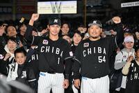 試合後、ファンを背に今季初勝利の沢田（５４）とガッツポーズを決める藤原（撮影・開出牧）
