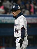 ７回裏を終え、選手交代を告げベンチに戻る池山監督