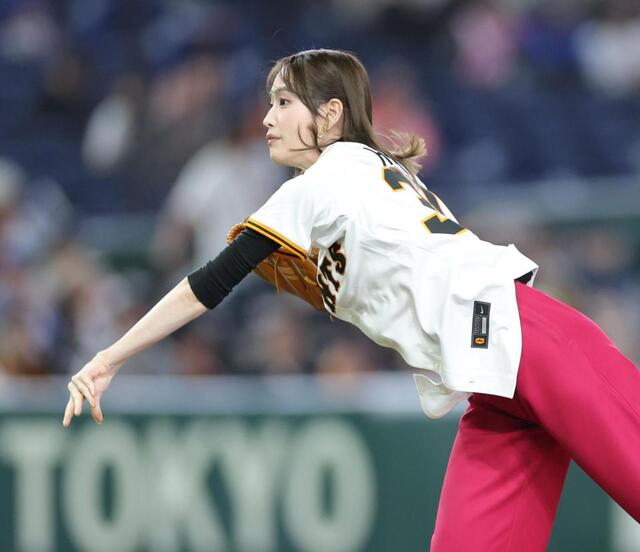 人気女優　モンスターボールで始球式