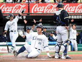 ３回、桑原の左越え二塁打で一走・古賀が生還（撮影・佐藤厚）