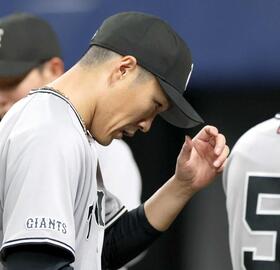 　５回、厳しい表情でベンチへ戻る則本