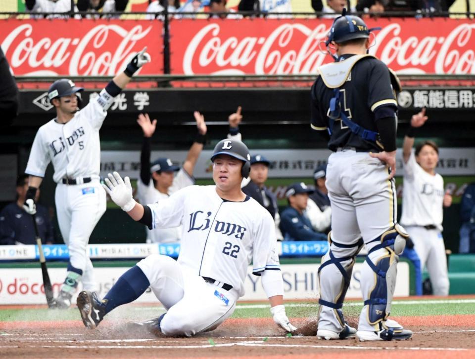 ３回、桑原の左越え二塁打で一走・古賀が生還（撮影・佐藤厚）