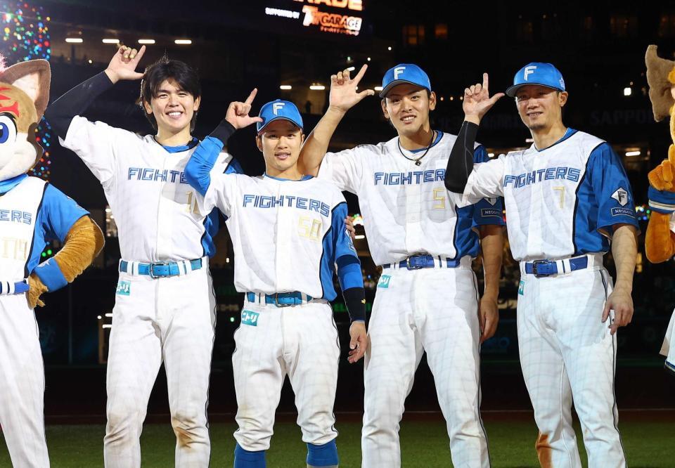 　「ドミれ！ポーズ」で記念撮影に応じる（左から）清水優、奈良間、野村、西川（撮影・中島達哉）