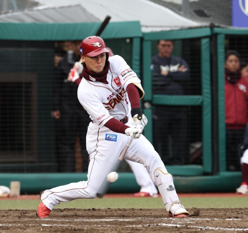 ８回、村林は右翼線に２点適時二塁打を放つ（撮影・佐々木彰尚）