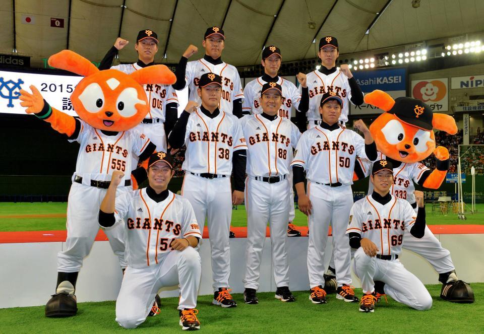 原監督（中央）とポーズをとる巨人新入団選手（前列左から）高木、岡本、戸根、田中（後列左から）田中、篠原、川相、高橋＝２０１４年１１月