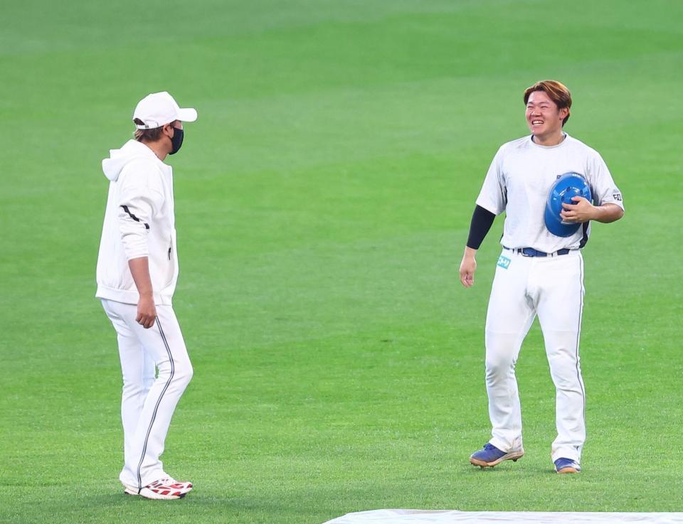 試合前、新庄監督（左）と談笑する吉田（撮影・中島達哉）