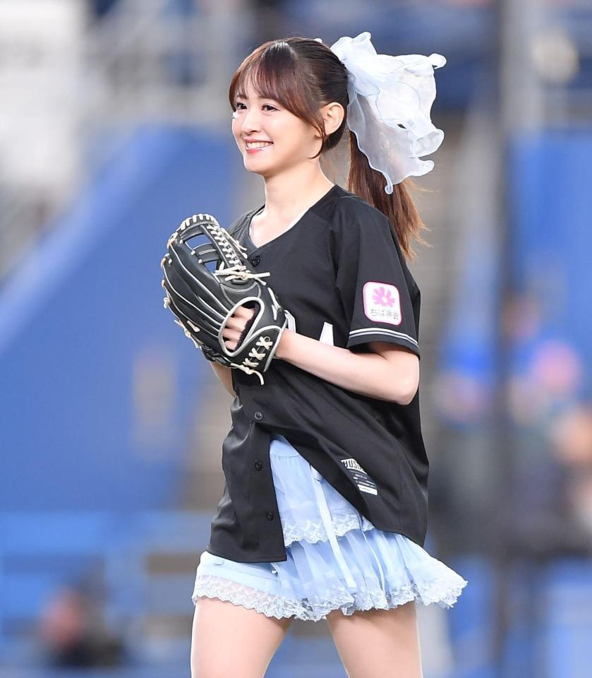 始球式を務め笑顔のエイアイカの立花玲奈（撮影・開出牧）