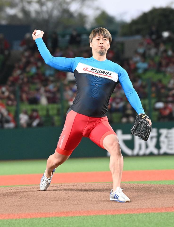 始球式を務める平原康多氏（撮影・持木克友）