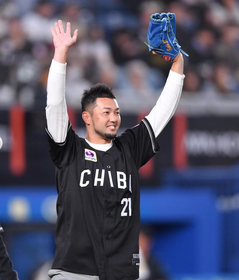 始球式を務めライトスタンドの歓声に応える元ロッテの内竜也さん（撮影・開出牧）