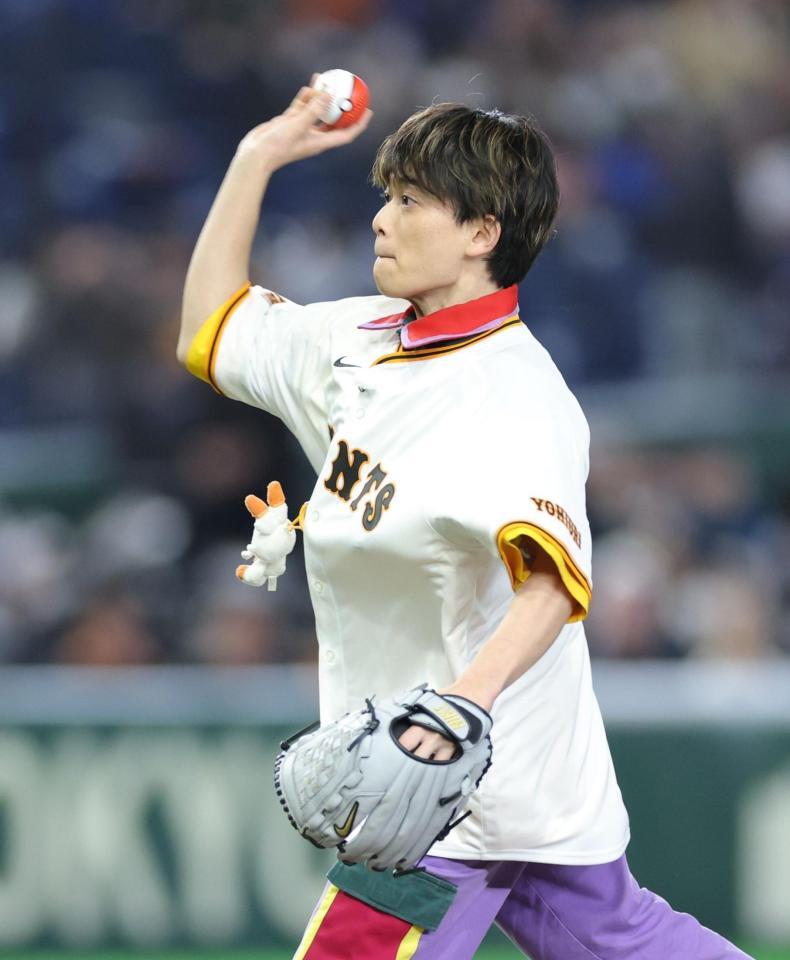 ファーストピッチをする松丸亮吾（撮影・西岡正）