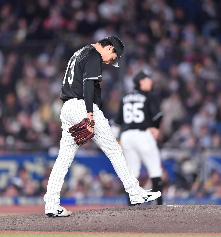 ７回、栗原に先制の右越え２ランを打たれ肩を落とす毛利（撮影・開出牧）