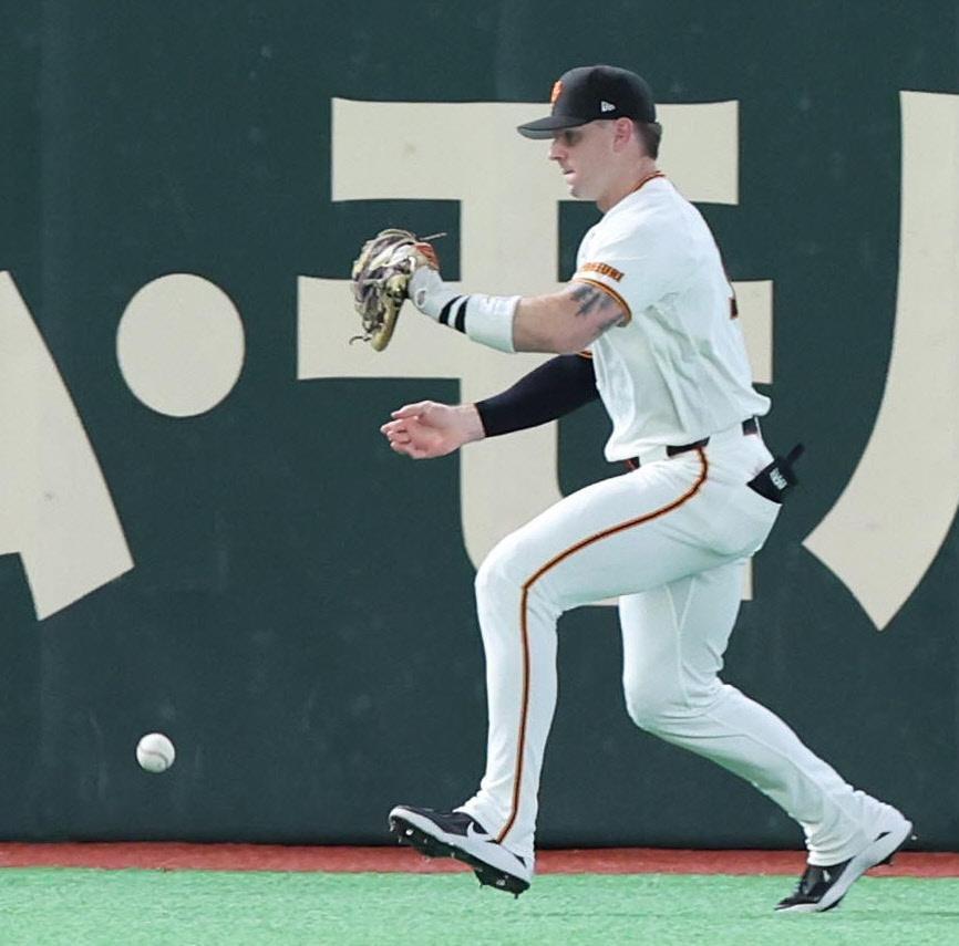 ５回、度会の飛球を落球する左翼手キャベッジ