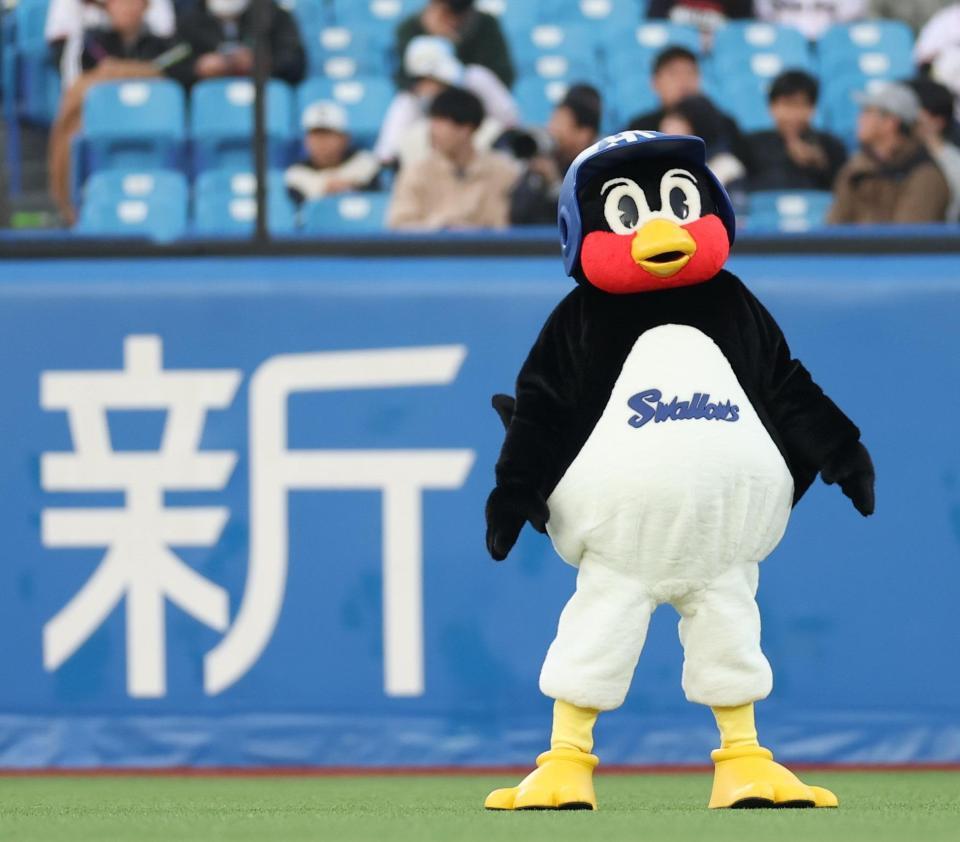 会場に現れたつば九郎