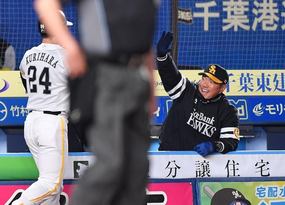 ７回、先制の右越え２ランを放った栗原（左）とタッチを交わす小久保監督（撮影・開出牧）