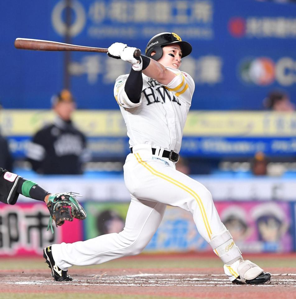 ７回、先制の右越え２ランを放つ栗原（撮影・開出牧）