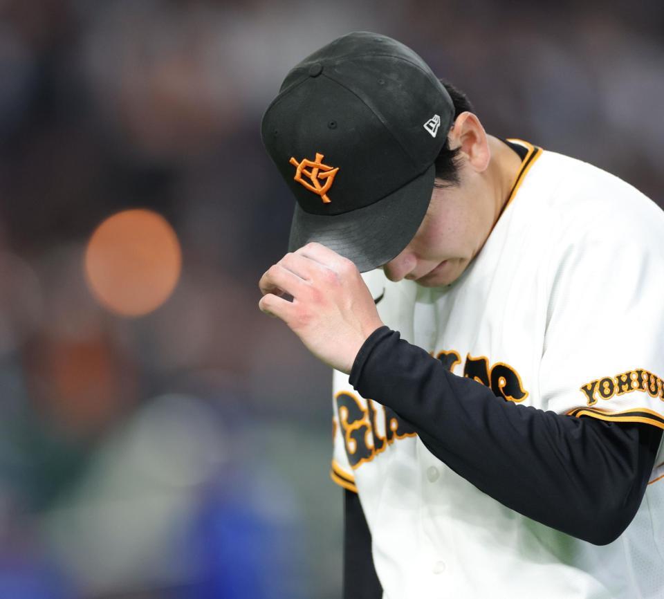 ５回、３失点となり、肩を落としてベンチへ戻る竹丸（撮影・西岡正）