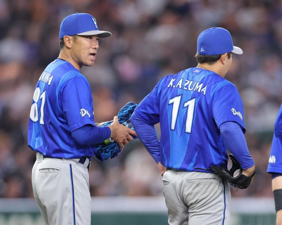 ７回、ピンチで東（右）に声を掛ける相川監督（撮影・西岡正）