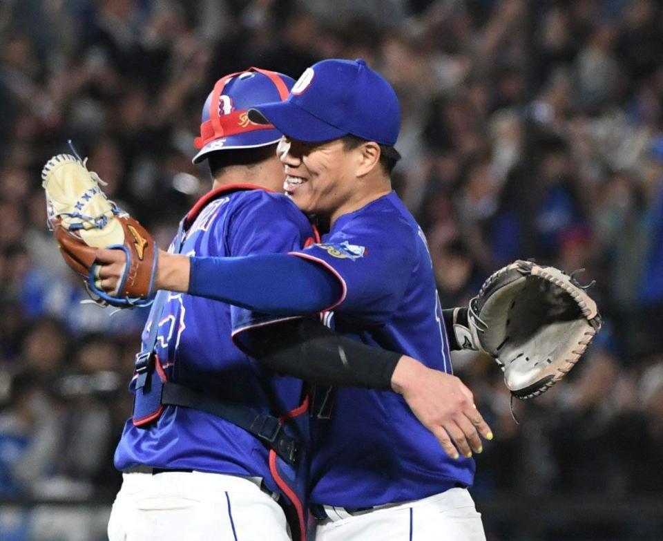 ３安打完封勝利を挙げ、木下（左）と抱き合う柳（撮影・佐藤厚）