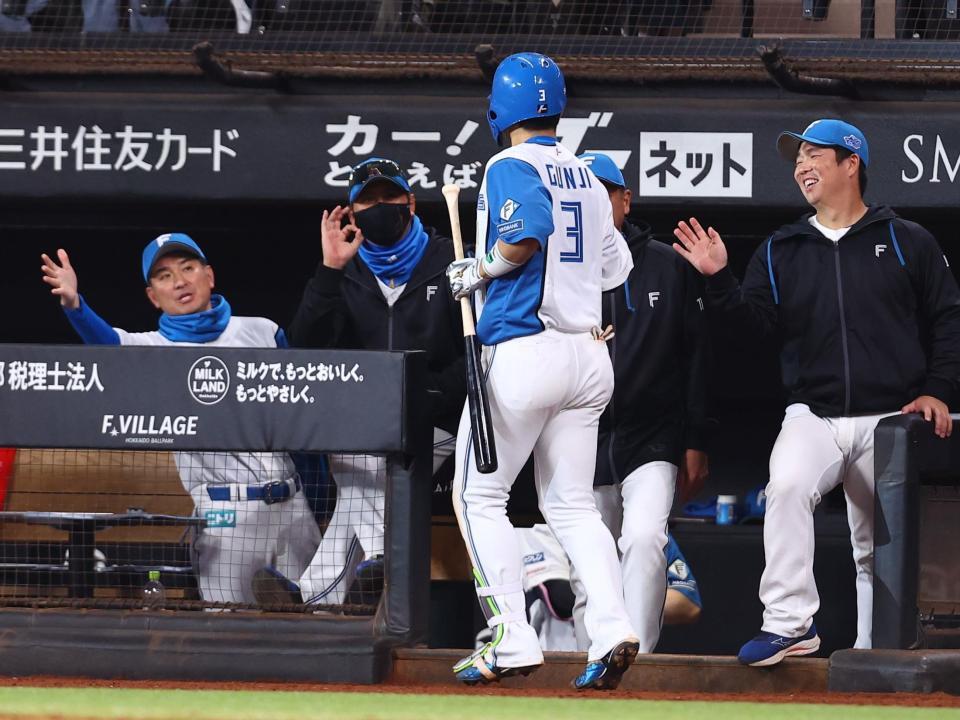 ８回、ソロを放った郡司（３）をＯＫポーズで迎える新庄監督（中央左）＝撮影・中島達哉